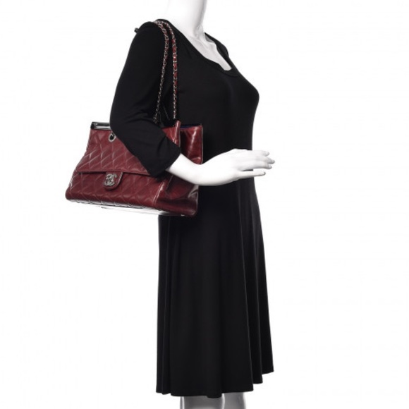 Preowned - CHANEL
Glazed Calfskin Quilted Small CC Delivery Tote Burgundy - Picture 3 of 16